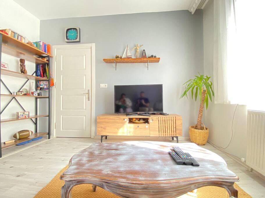 Historical Comfy Flat In Beyoglu Tophane, Galata Istambul